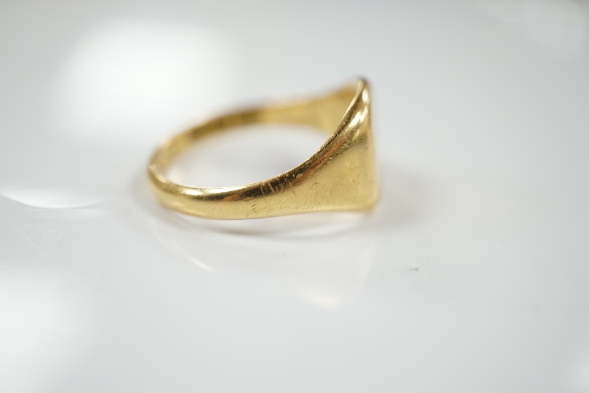 A modern 18ct gold signet ring, size W, 7.5 grams. Condition - fair